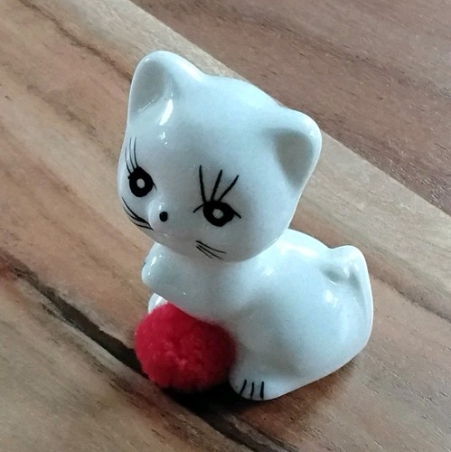 Porzellan katze mit ball - katze,