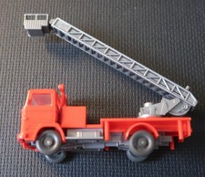 WIKING 644 - MB LP 1317 Hebebühnenwagen mit Spiegel rot  (Modellauto H0 1:87)