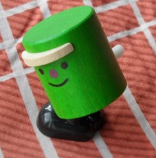 PLAN TOYS Kinderwelt Holzspielzeug Mr.-Wind Up Kenny, neu, in OVP, Hüpfmännchen