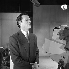 Eddie Constantine singing on