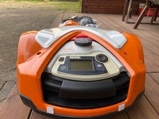 selbstmähender starker Rasenroboter von Stihl sehr stabil und groß