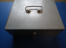 alte  Stahlkassette aus DDR Zeit Geldkassette Beschreibung lesen top Zust robust