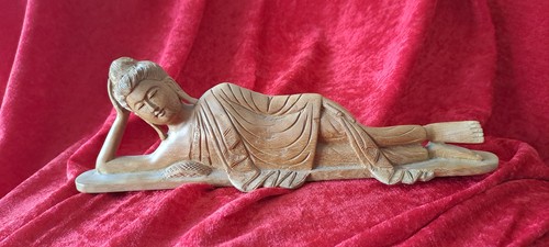 Liegender holz buddha aus - holz,