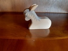 Wunderschöner sitzender Esel von "Ostheimer Holzspielzeug"