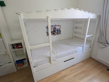 Kinderbett mit ausziehbarem Freundebett 90x200  und Dach