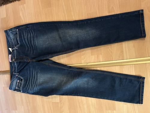 Moderne jeans mit falten - mit,