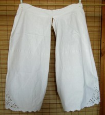 WEISSE HOSE - LOCHSTICKEREI -