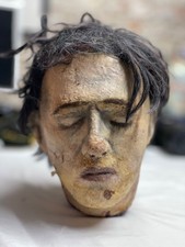 Realistischer abgetrennter Kopf – Filmrequisite / Halloween-Dekoration in Studio