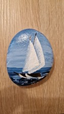 Handbemalter Stein mit Segelboot / Segelschiff