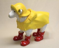 Gartenfigur Lamm ca. 55cm Schaf Regenmantel + Hut + Gummistiefel rot 3364