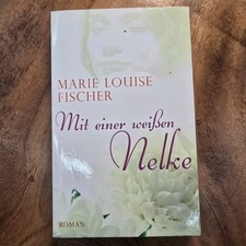 Mit einer weißen Nelke von