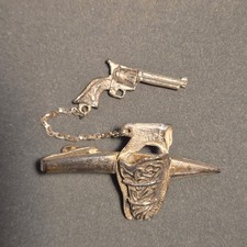 Revolver SAA mit mexicanischem Holster als Kravattennadel