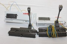 Märklin HO, 2 x Artikel Nr. 24997 Entkupplungsgleis mit Lichtmast