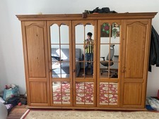 Schöner altmodischer Schrank