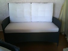 Rattan Couch Sofa 2-Sitzer mit beigen Auflagen 1,45 m br hohe Rückenlehne 1 m ho