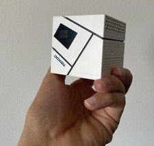 Mini-LED-Beamer: Smart Cube P1 von Doogee *mit Stativ und Fernbedienung*