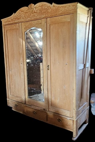 Kleiderschrank
