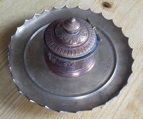 Altes tintenfass mit ablage - tintenfass,