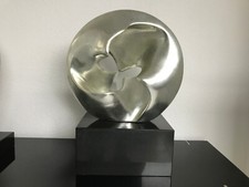 Skulptur „Sphere“, 53 cm hoch auf Granitsockel
