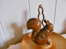 DDR Holz Schale  Handarbeit Eichhörnchen Geschnitzt +Nussknacker-Metall 60er