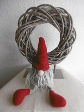 Natur  Kranz  grau  auf  Metallständer  mit Stoff  Wichtel  - Zipfelmütze