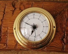 Maritime Uhr im Bullauge Ø