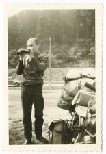 Junger Mann mit Fernglas BMW