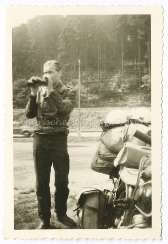 Junger mann mit fernglas - junger,