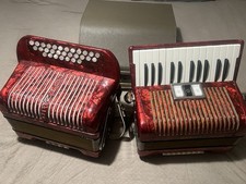 2x Hohner Akkordeon Club IIB + Student in rot. 1x Musikinstrument mit Koffer