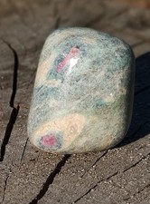 Rubin-Disthen-Fuchsit (Indien) , RAR ,aus meiner Sammlung.Trommelstein.