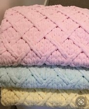 Handgestrickte Babywagen und