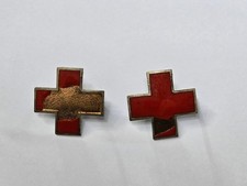 2x Rotes Kreuz Abzeichen –