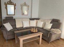 Eckcouch Mit Schlaffunktion und ein Couchtisch