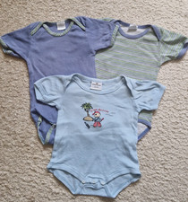 3 blaue Bodies in Größe 62 / 68