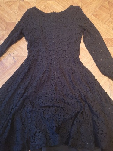 Schwarzes kleid mit spitze - mit,