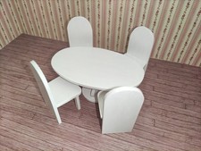 Ovaler Tisch mit 4 Stühlen -