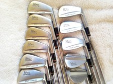 Wilson Rechtshänder Eisensatz Staff Tour Blade 2-9,P,T,S Dynamic Gold Flex R400