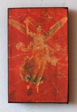 Siegesgöttin, die den delphischen Dreifuß trägt Kranz Fresko Ziegel Pompeji 40