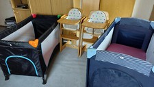 Möbel für Zwillinge  Baby-Betten fahrbar mit Matratze, Hochstühle m. Tischplatte