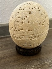 Handgeschnitztes Straußenei