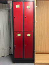 Umkleideschrank / Spind mit 4 Fächern. Verschließbar - mit Kleiderstange.