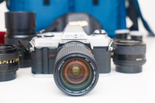 Minolta X-370 analoge Spiegelreflexkamera mit 4 Objektiven Blitz Etui und Tasche