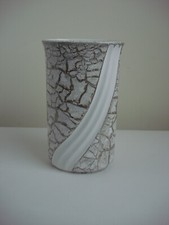 Elpa Vase ausgefallenes Design 22 cm hoch Öffnung 8 X 12cm Porzallan . 