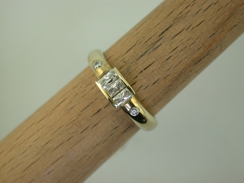 Gelbgoldring mit zirkonias - mit,