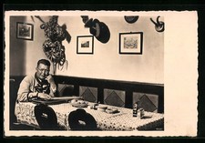 Ansichtskarte Zitherspieler in Tracht sitzt am Tisch 