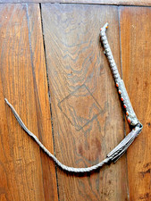 Peitsche mit dekorativem Griff, Antik, Leder, Silber, Halbedelsteine, ca. 90 cm