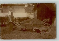 12089997 - Bauernjunge mit Mistkarre und ein Reh Foto 1918 AK Jagdtier