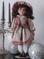 Porzellanpuppe mit Ständer Mädchen mit rosa Kleid Hut braune Haare 41 cm WIE NEU