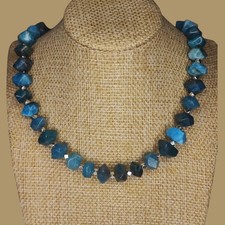 HANDMADE KETTE. EDELSTEINE BLAUE APATIT.