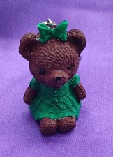 Schlüssel Anhänger Teddybär ( Bärbel )  Farbe Braun im Grünen Kleid